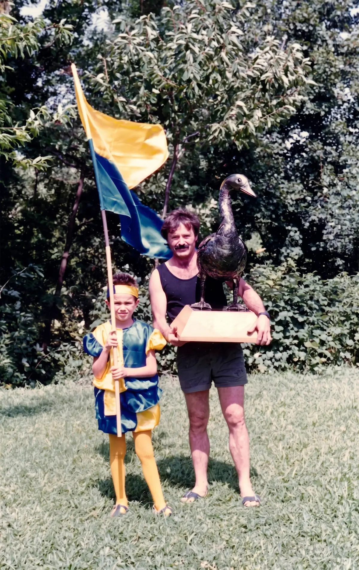 Maestro Antonio Cerretini e suo figlio Diego con l'oca in ferro battuto, 1987